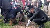 Wali Kota Padang Hendri Septa beserta Wakil Wali Kota Ekos Albar menanam biopori. (Foto: Facebook Diskominfo Kota Padang)