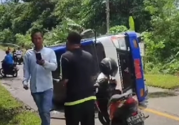 Bus terbalik di Tuapejat Mentawai. (Foto: tangkapan layar Instagram @exotismentawai)