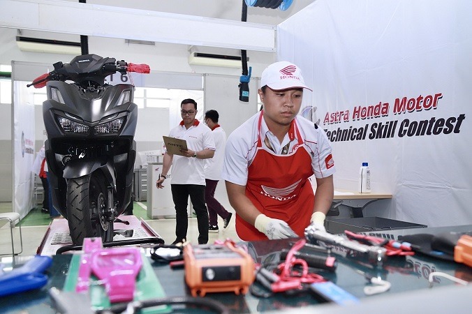 Peserta 27th Astra Honda Motor Technical Skill Contest 2023 saat mengikuti babak final di Astra Honda Safety Riding &amp; Training Center. Kompetisi ini berangkat dari semangat memberikan kepuasan pelanggan saat melakukan perawatan sepeda motor mereka di jari