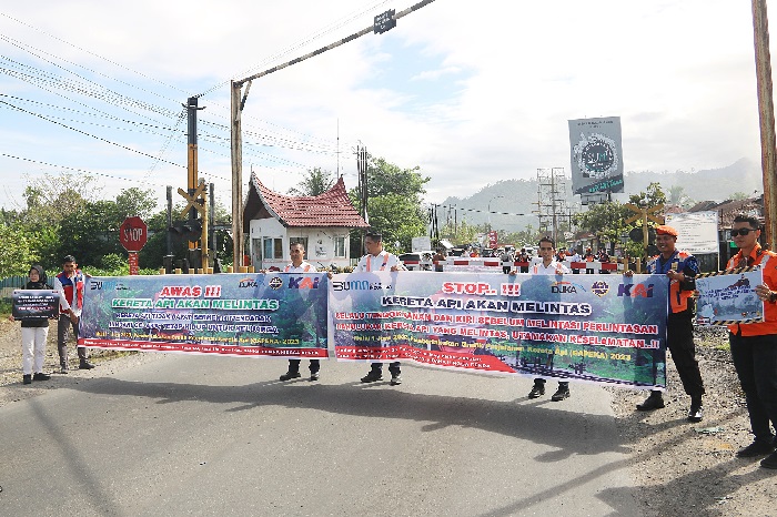 Pihak KAI Divre II Sumbar tengah memberikan pengumuman untuk meningkatkan keselamatan pengendara dan juga keamanan perjalanan kereta api. (Foto: Ist)