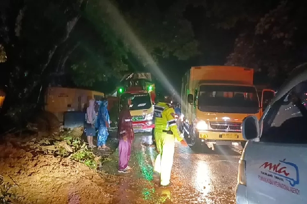 Kelok Jariang kilometer 26, Bungus Teluk Kabung, Kota Padang, Provinsi Sumatera Barat longsor. (Foto: istimewa)