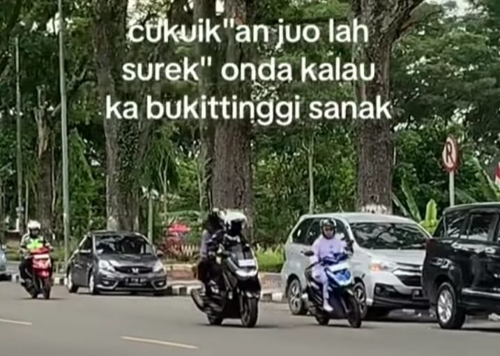 Aksi oknum polisi bermotor N-Max kejar-kejaran dengan salah seorang pengendara di Kota Bukitinggi.  (Foto: tangkapan layar Instagram @galeriminang)