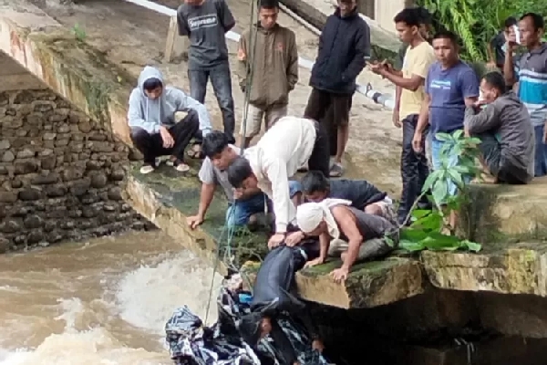 Evakuasi korban yang jatuh ke jurang di Agam. (Foto: istimewa) 