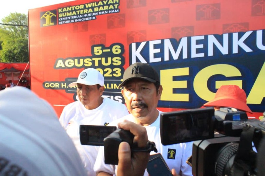 Kakanwil Kemenkumham Sumbar, Haris Sukanto diwawancarai awak media di sela-sela acara pembukaan Legal Expo di Gor Agus Salim  (Foto: Dewi Fatimah/Halonusa.com)