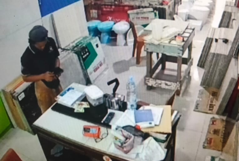 Seorang pria di Padang berhasil diringkus polisi. (Foto: istinewa)