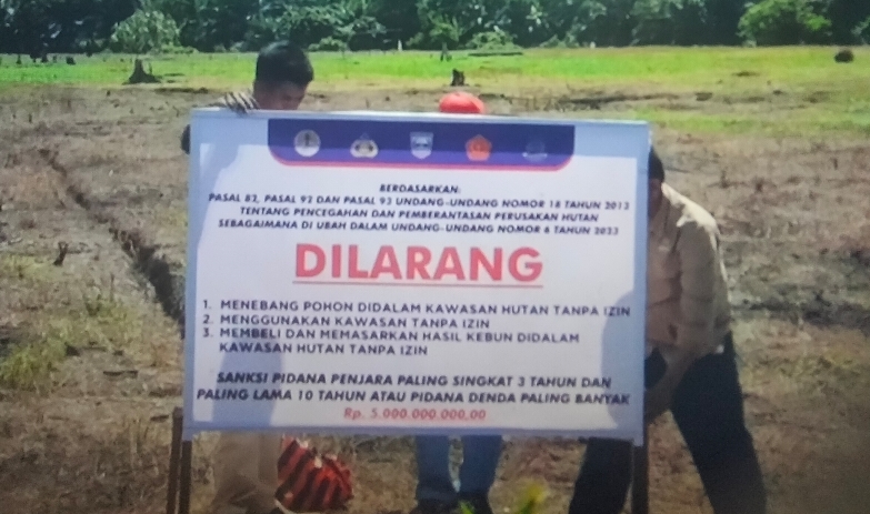 Plang larangan membuka lahan dipasang. (Foto: istimewa)