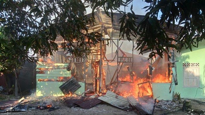 Kebakaran di Parupuk Tabing. (Foto: tribunpadang)