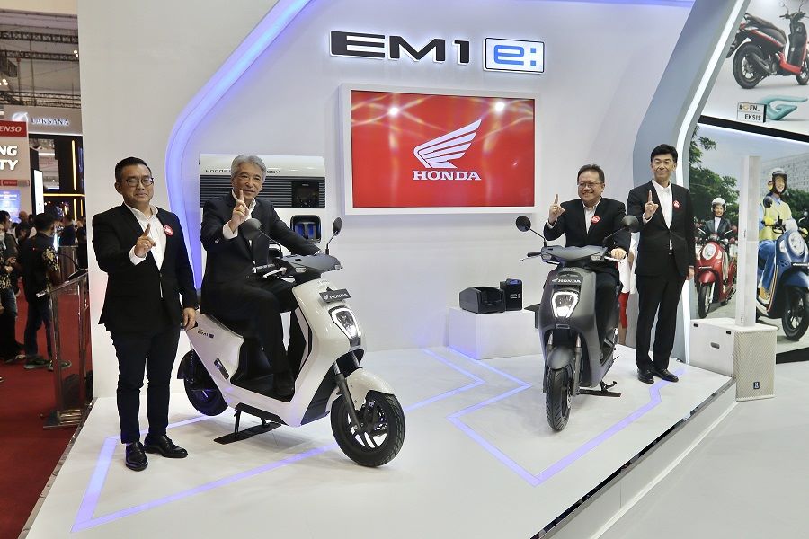 Marketing Director AHM – Octavianus Dwi Putro, President Director AHM – Susumu Mitsuishi, Executive Vice President Director AHM – Thomas Wijaya dan Marketing Director AHM- Naoki Kajino memperkenalkan sepeda motor Listrik Honda EM1 e: di gelaran Gaikindo I