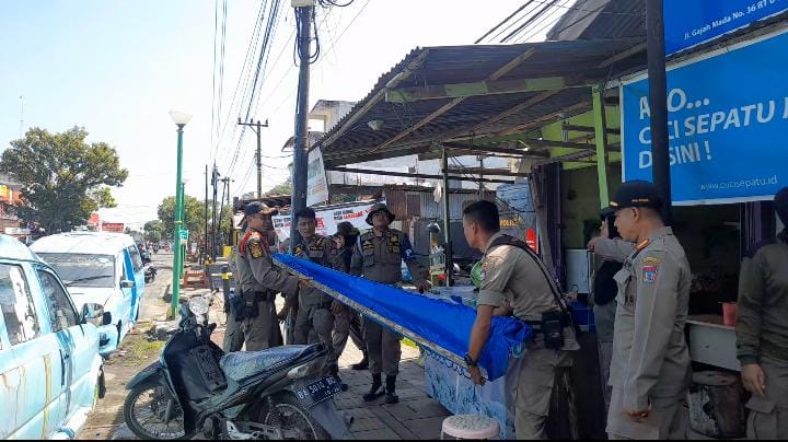 Satpol PP Kota Padang tertibkan lapak PKL. (Foto: istimewa)