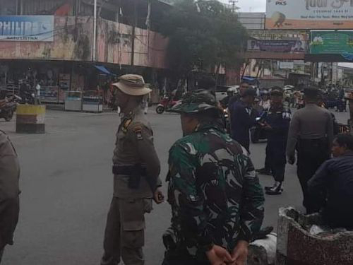 Satpol PP Kota Padang menjaga kawasan Pasar Raya Padang. (Foto: istimewa)