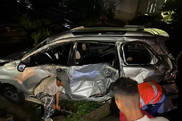 Mobil Avanza Hancur Ditabrak Kereta api. (Foto: istimewa)