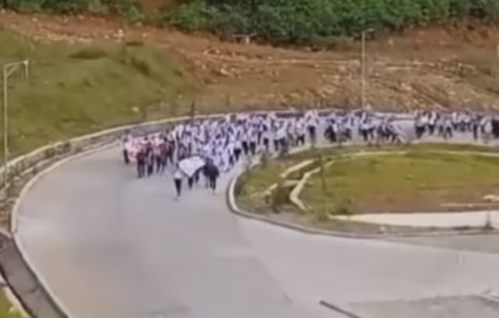 Aksi protes yang dilakukan mahasiswa baru UIN IB Padang karena diduga dikasih nasi basi. (Foto: tangkapan layar Instagram @muhammad_jalalii)