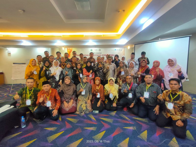 Puluhan dosen-dosen UIN MY Batusangkar berfoto bersama saat mengikuti PKDP di Padang. (Foto: Halonusa)