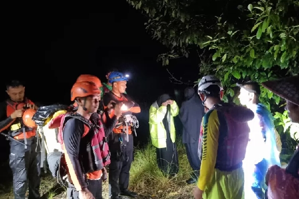 Evakuasi 4 mahasiswa yang terjebak di Sungai Bangek.