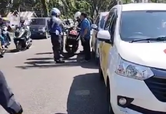 Petugas Dishub melakukan penertiban kendaraan di Basko Padang. (Foto: tangkapan layar Instagram @matarakyat_sumbar)