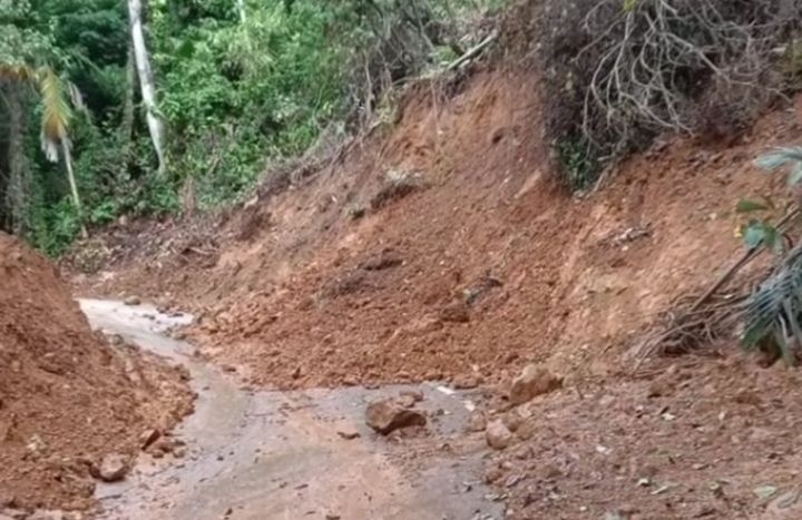 Jalan Pantai Air Manis longsor. (Foto: SS Instagram @pdg24jam)