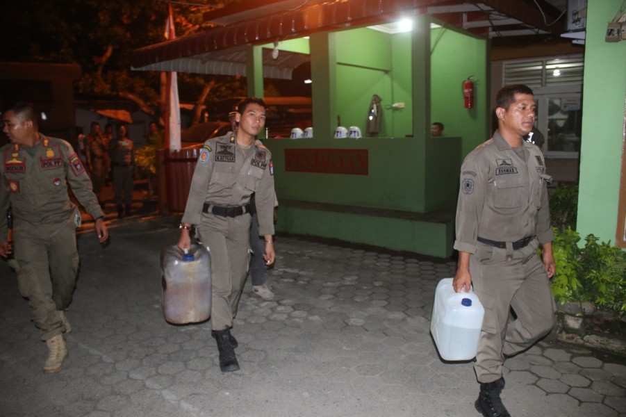 Satpol PP Kota Padang sita tuak saat razia warung. (Foto: istimewa)