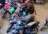 Diduga pelaku pencurian helm di Masjid Mukhlisin. (Foto: SS Instagram #bukittinggiku.ig)