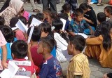 Psikolog hibur anak-anak pendemo Air Bangis. (Foto: Diskominfo Kota Padang)