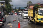 Jalan berlubang di depan Aie Badarun Bukittinggi. (Foto: tangkapan layar IG @pdg24jam)