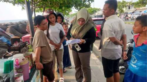 Satpol PP Kota Padang saat melakukan penertiban PKL di Pantai Padang. (Foto: istimewa)