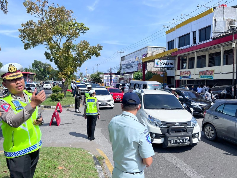 Polisi melakukan razia di Kota Padang. (Foto: suararantau)