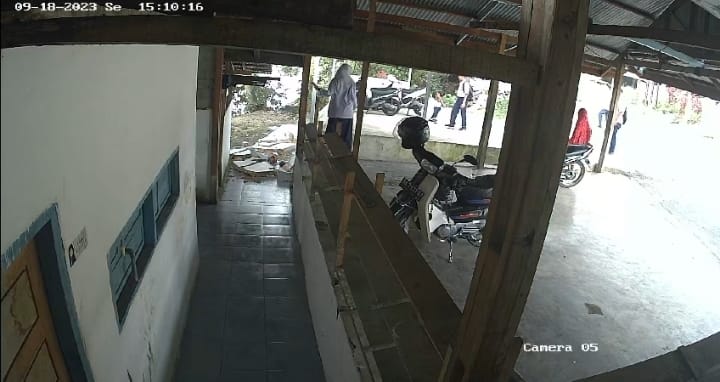 Tangkapan layar CCTV di parkiran Masjid Raya Lubuk Minturun, Koto Tangah, Kota Padang, Sumatera Barat. 