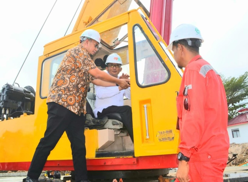 Wali Kota Padang, Hendri Septa bersama Anggota DPR RI Andre Rosiade melakukan peletakan batu pertama pembangunan Fase VII Pasar Raya Padang (Foto: Humas Pemko Padang)