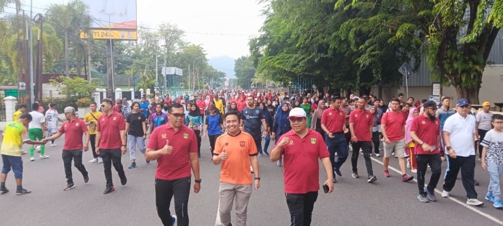 Ketua KONI Sumbar beserta seribuan warga melakukan jalan santai