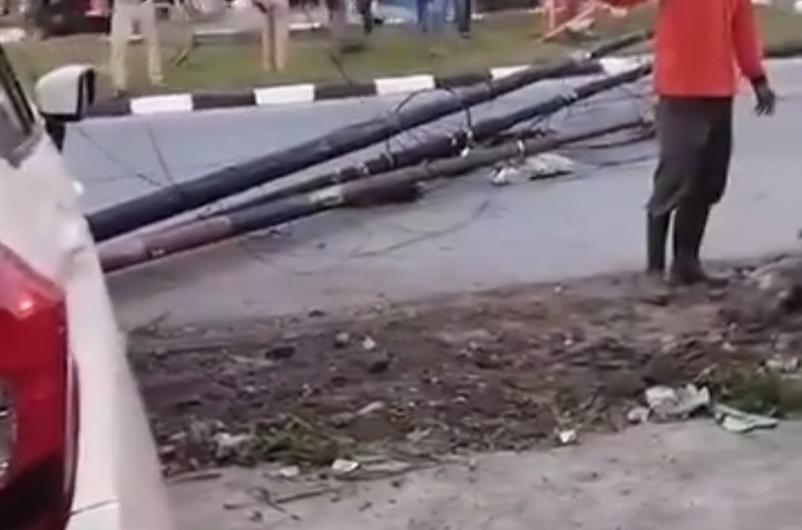 Honda Jazz menabrak tiang di Tabung Padang. (Foto: tangkapan layar IG @matarakyat_sumbar)