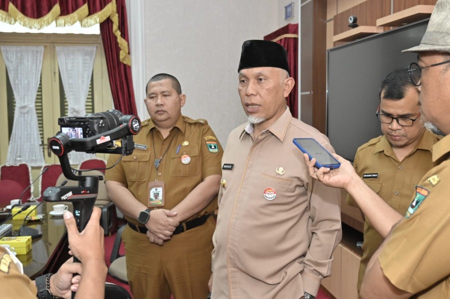 Gubernur Sumbar Mahyeldi Ansharullah saat diwawancarai awak media. (Foto: Humas Pemprov Sumbar)