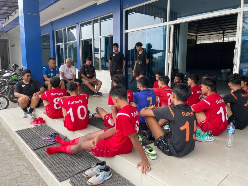 Tim Futsal Sumatera Barat bersama jajaran pelatih. (Foto: Istimewa)