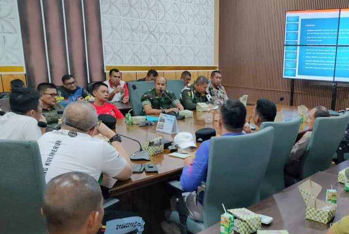 Rapat gabungan antara Pemko Padang bersama unsur TNI-Polri dan elemen terkait lainnya di Kantor Balai Kota Padang, Sabtu, 9 September 2023. (Foto: Facebook Diskominfo Kota Padang)