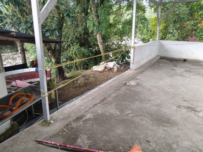 Tembok pembahasan masjid yang ditabrak pelajar SMP. (Foto: istimewa) 