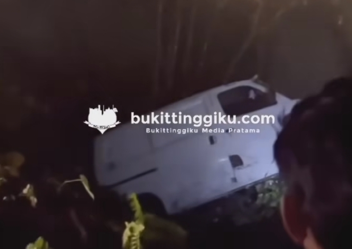 Minibus grand max masuk jurang di Silaiang. (Foto: tangkapan layar Instagram @bukittingku.ig)