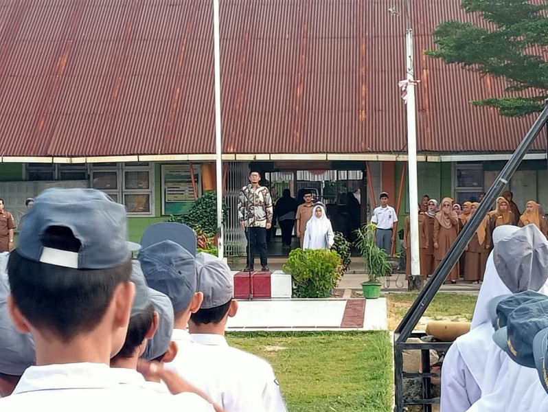 Dean Asli Chaidir menjadi pembina upacara di SMAN 2 Padang