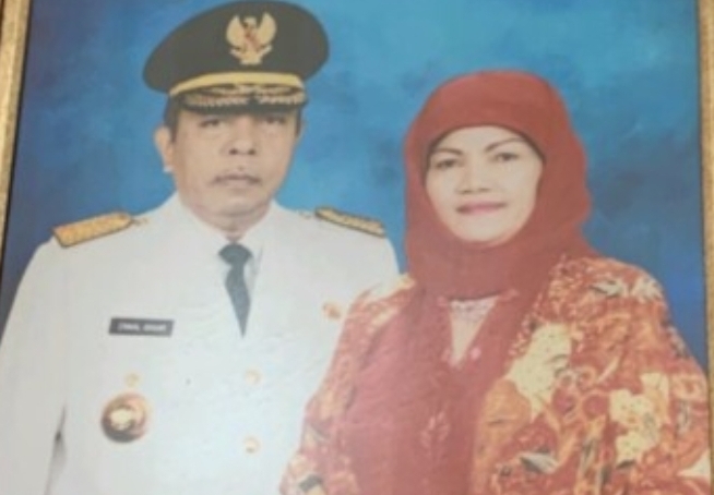 Mantan Gubernur Sumbar Alm Zainal Bakar dan istri. (Foto: istimewa) 