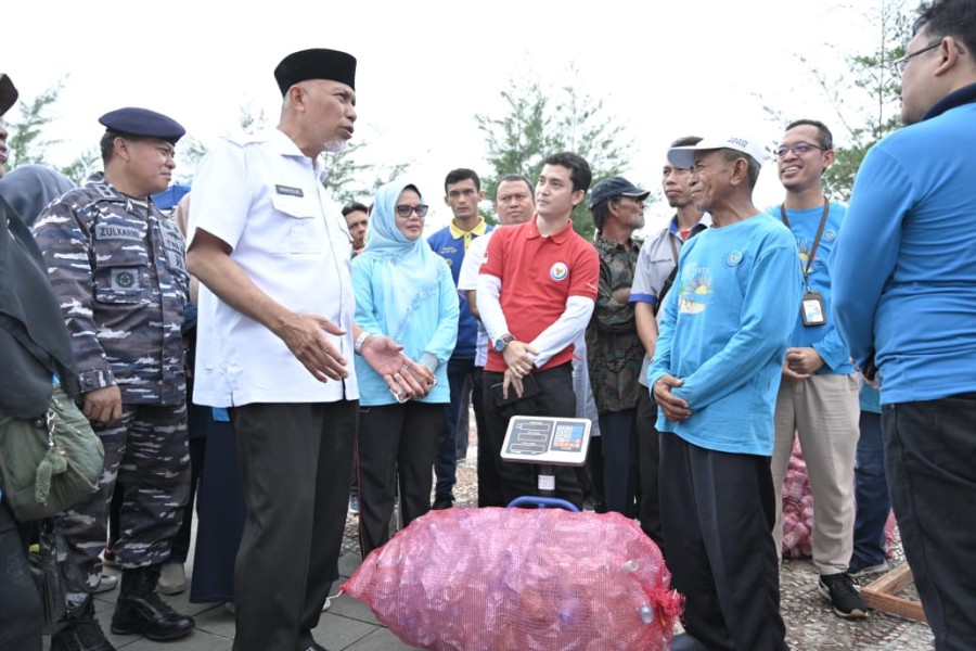 Gubernur Sumbar Mahyeldi Ansharullah saat berbincang dengan nelayan. (Foto: Humas Pemprov Sumbar) 