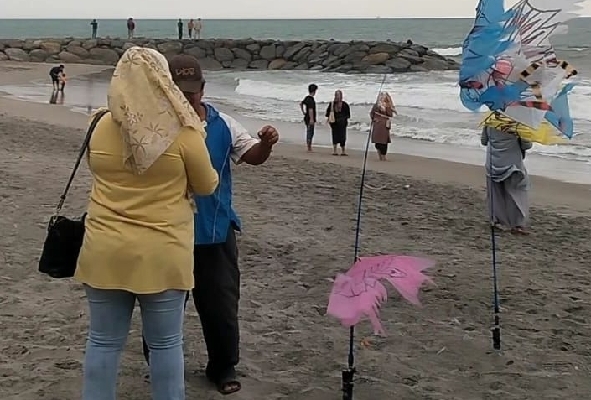 Suasana di Pantai Padang, terlihat bersih pasca dilakukan penertiban PKL. (Foto: istimewa)