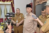 Gubernur Sumbar Mahyeldi Ansharullah saat diwawancarai awak media. (Foto: Humas Pemprov Sumbar)