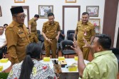 Wali Kota Padang berbincang dengan pedagang Pantai Padang (Foto: Diskominfo Padang)