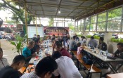 KPU Sumbar Temu Media bersama rekan-rekan wartawan disalah satu café di Kota Padang.