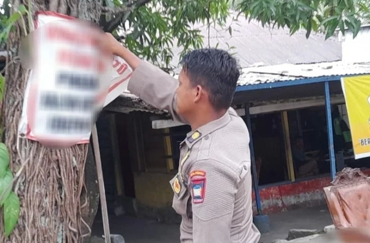 Satpol PP Kota Padang tertibkan iklan yang menancap di pohon. (Foto: istimewa)