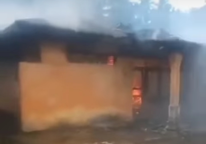 Rumah mertua di Padang Pariaman diduga dibakar menantu. (Foto: tangkapan layar IG @matarakyat_sumbar)