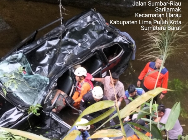 Mobil masuk jurang di Jalan Lintas Sumbar. (Foto: istimewa)