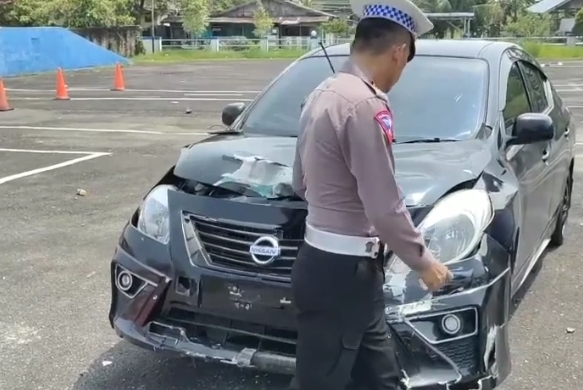 Mobil Nissan tabrakan dengan motor di Pariaman. (Foto: istimewa)