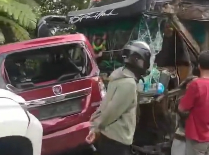 Kecelakaan beruntun di Sitinjau Lauik. (Foto: tangkapan layar)