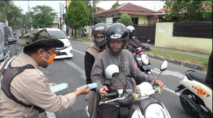 Pembagian masker kepada masyarakat. (Foto: Diskominfo Kota Padang)