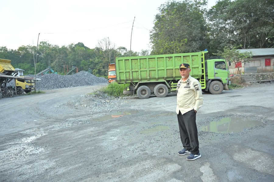 Gubernur Sumbar Mahyeldi Ansharullah saat meninjau jalan penghubung Payakumbuh-Lintau. (Foto: Humas Pemprov Sumbar)