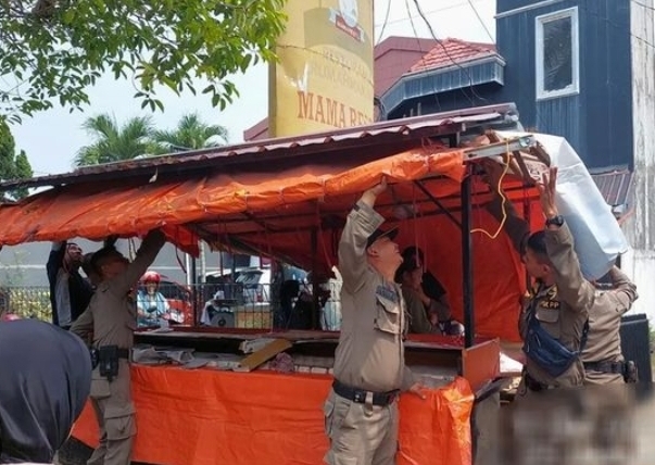 Satpol PP Kota Padang terbitkan PKL di Tarandam. (Foto: istimewa)